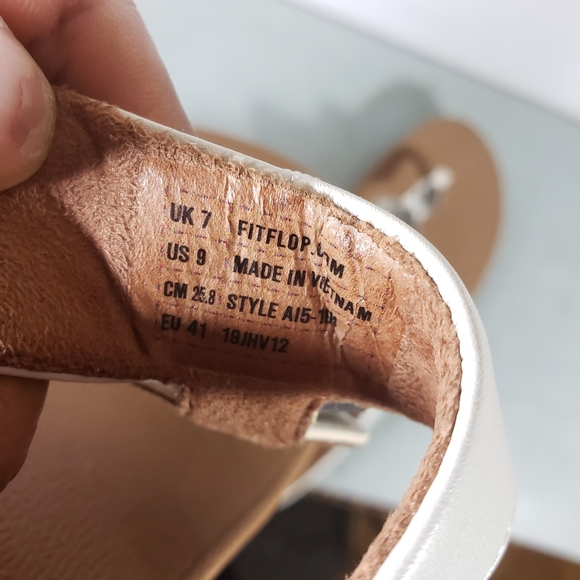 FitFlop Snake Medallion Toe Thong  Wedge Support Sandals - Picture 6 of 9